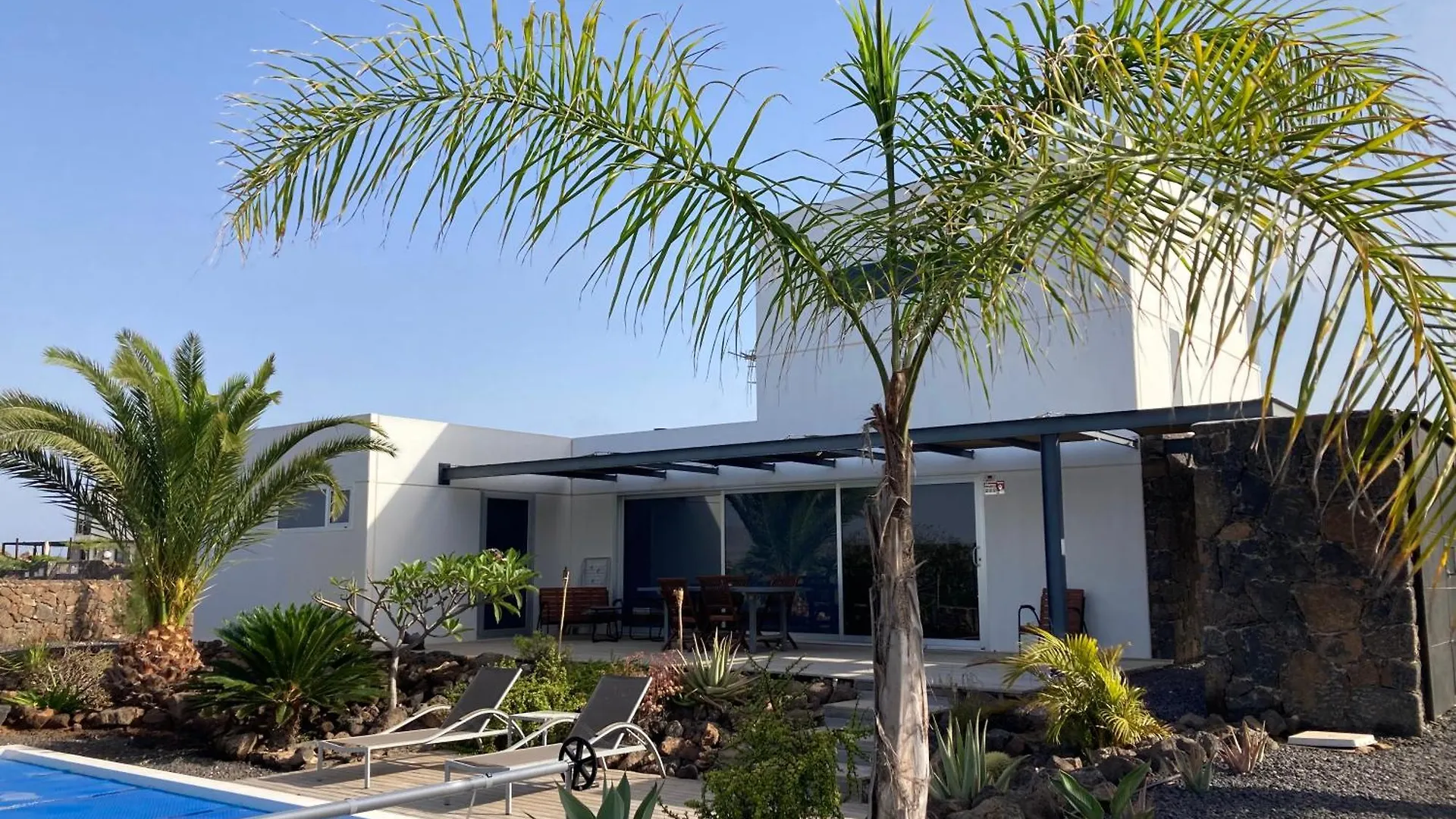 Majanicho Rock - Villa With Heated Pool Lajares